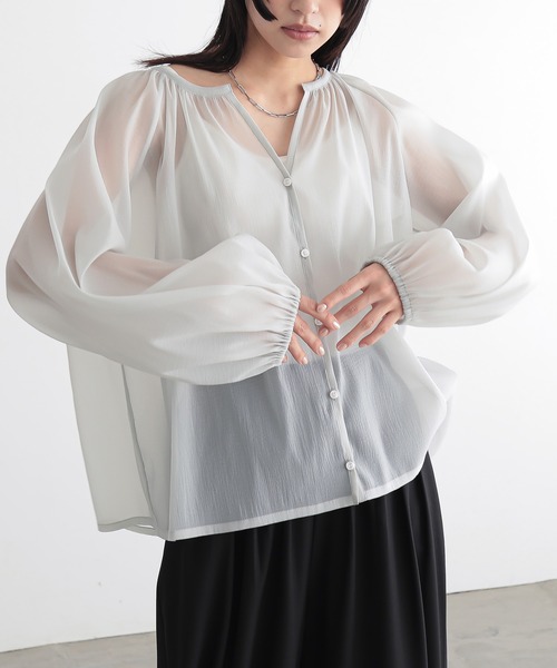 for/c(フォーシー)の「キーネックシアーブラウス【サスティナブル】(シャツ/ブラウス・レディース・オフホワイト/グレー/ブラック・M/L)」の21枚目の写真