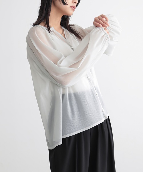 for/c(フォーシー)の「キーネックシアーブラウス【サスティナブル】(シャツ/ブラウス・レディース・オフホワイト/グレー/ブラック・M/L)」の20枚目の写真