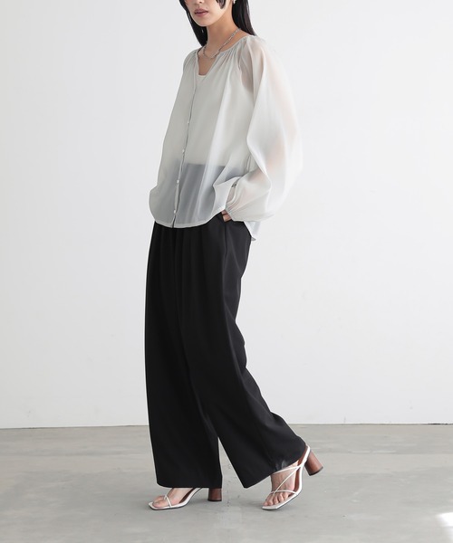 for/c(フォーシー)の「キーネックシアーブラウス【サスティナブル】(シャツ/ブラウス・レディース・オフホワイト/グレー/ブラック・M/L)」の17枚目の写真