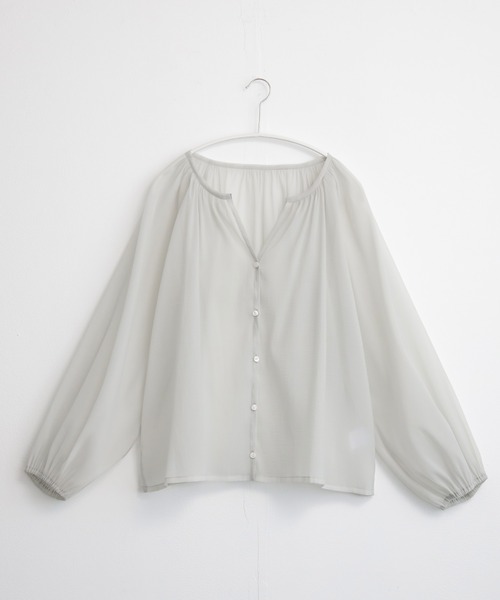 for/c(フォーシー)の「キーネックシアーブラウス【サスティナブル】(シャツ/ブラウス・レディース・オフホワイト/グレー/ブラック・M/L)」の5枚目の写真