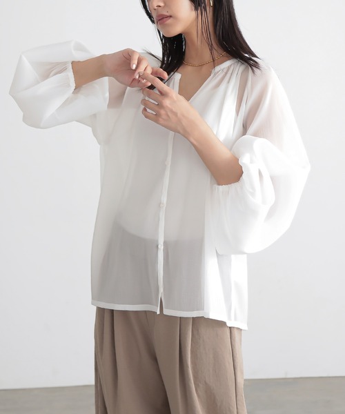 for/c(フォーシー)の「キーネックシアーブラウス【サスティナブル】(シャツ/ブラウス・レディース・オフホワイト/グレー/ブラック・M/L)」の13枚目の写真