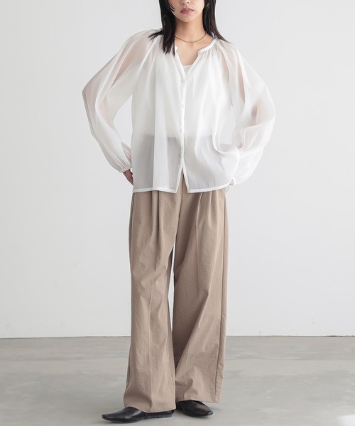 for/c(フォーシー)の「キーネックシアーブラウス【サスティナブル】(シャツ/ブラウス・レディース・オフホワイト/グレー/ブラック・M/L)」の11枚目の写真