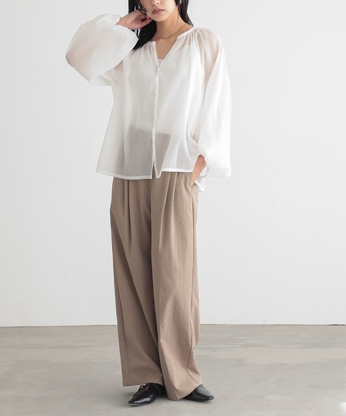 for/c(フォーシー)の「キーネックシアーブラウス【サスティナブル】(シャツ/ブラウス・レディース・オフホワイト/グレー/ブラック・M/L)」の10枚目の写真