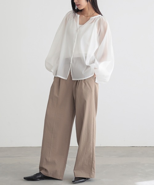for/c(フォーシー)の「キーネックシアーブラウス【サスティナブル】(シャツ/ブラウス・レディース・オフホワイト/グレー/ブラック・M/L)」の9枚目の写真