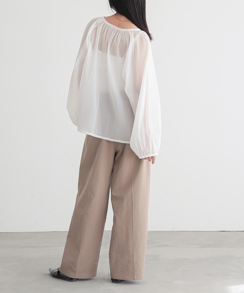 for/c(フォーシー)の「キーネックシアーブラウス【サスティナブル】(シャツ/ブラウス・レディース・オフホワイト/グレー/ブラック・M/L)」の8枚目の写真