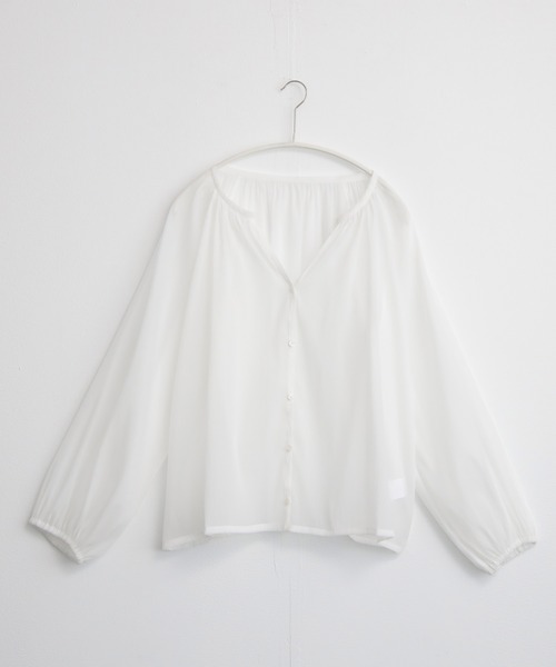 for/c(フォーシー)の「キーネックシアーブラウス【サスティナブル】(シャツ/ブラウス・レディース・オフホワイト/グレー/ブラック・M/L)」の4枚目の写真