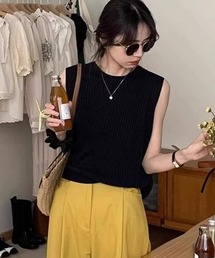 バックデザインノースリーブニット