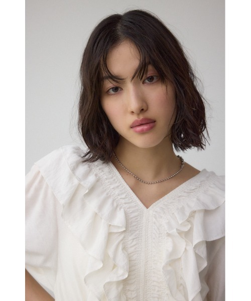 AZUL by moussy(アズールバイマウジー)の「ラッフルショルダーブラウス(シャツ/ブラウス・レディース・オフホワイト/ブラック・SMALL/MEDIUM)」の3枚目の写真