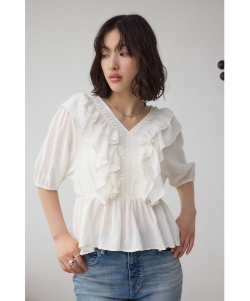 AZUL by moussy(アズールバイマウジー)の「ラッフルショルダーブラウス(シャツ/ブラウス・レディース・オフホワイト/ブラック・SMALL/MEDIUM)」の4枚目の写真