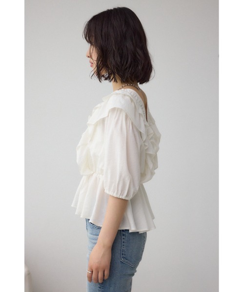 AZUL by moussy(アズールバイマウジー)の「ラッフルショルダーブラウス(シャツ/ブラウス・レディース・オフホワイト/ブラック・SMALL/MEDIUM)」の7枚目の写真