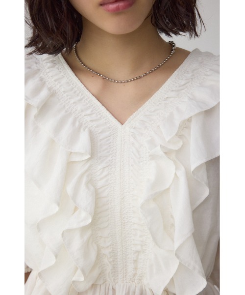 AZUL by moussy(アズールバイマウジー)の「ラッフルショルダーブラウス(シャツ/ブラウス・レディース・オフホワイト/ブラック・SMALL/MEDIUM)」の9枚目の写真