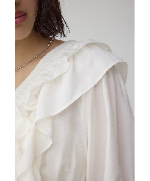 AZUL by moussy(アズールバイマウジー)の「ラッフルショルダーブラウス(シャツ/ブラウス・レディース・オフホワイト/ブラック・SMALL/MEDIUM)」の11枚目の写真