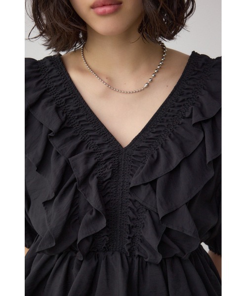 AZUL by moussy(アズールバイマウジー)の「ラッフルショルダーブラウス(シャツ/ブラウス・レディース・オフホワイト/ブラック・SMALL/MEDIUM)」の18枚目の写真