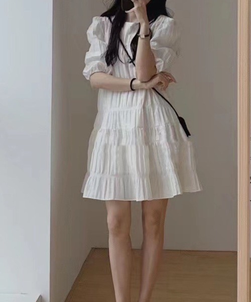 SPIGA(スピーガ)の「袖パフティアードワンピース(ワンピース・レディース・ブラック/ホワイト・SMALL/MEDIUM/LARGE/X-LARGE)」の4枚目の写真