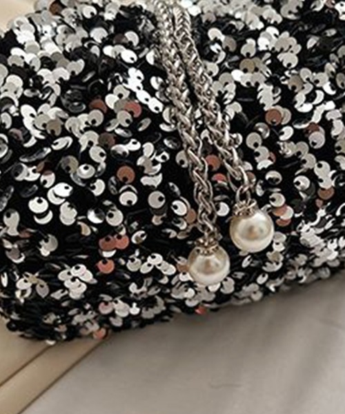 DRESS PLUS(ドレスプラス)の「スパンコール×チェーンが映える巾着バッグ(ショルダーバッグ・レディース・ブラック/シルバー・フリー)」の4枚目の写真
