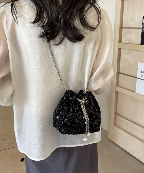 DRESS PLUS(ドレスプラス)の「スパンコール×チェーンが映える巾着バッグ(ショルダーバッグ・レディース・ブラック/シルバー・フリー)」の6枚目の写真
