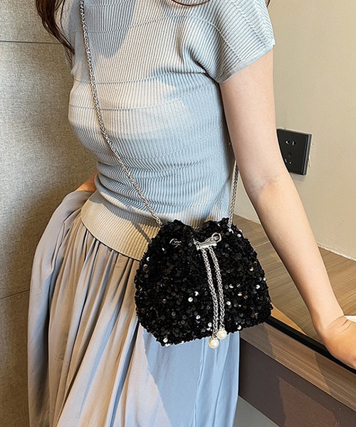 DRESS PLUS(ドレスプラス)の「スパンコール×チェーンが映える巾着バッグ(ショルダーバッグ・レディース・ブラック/シルバー・フリー)」の7枚目の写真