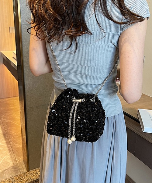 DRESS PLUS(ドレスプラス)の「スパンコール×チェーンが映える巾着バッグ(ショルダーバッグ・レディース・ブラック/シルバー・フリー)」の8枚目の写真