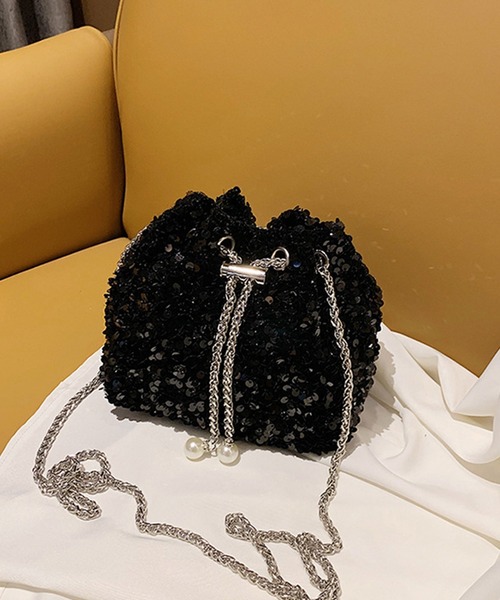 DRESS PLUS(ドレスプラス)の「スパンコール×チェーンが映える巾着バッグ(ショルダーバッグ・レディース・ブラック/シルバー・フリー)」の5枚目の写真
