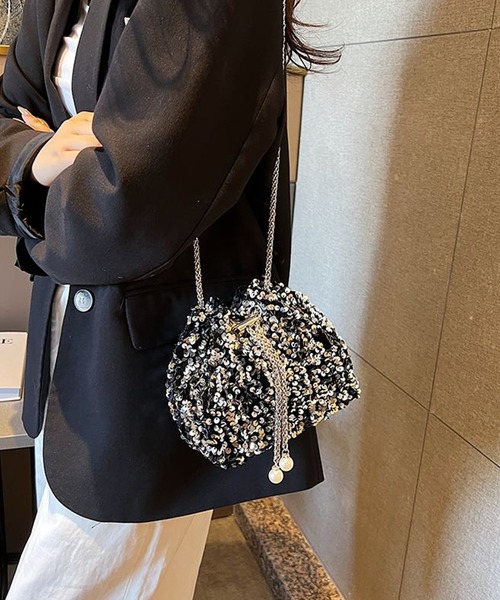 DRESS PLUS(ドレスプラス)の「スパンコール×チェーンが映える巾着バッグ(ショルダーバッグ・レディース・ブラック/シルバー・フリー)」の9枚目の写真