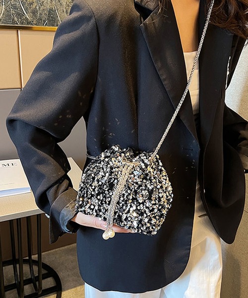 DRESS PLUS(ドレスプラス)の「スパンコール×チェーンが映える巾着バッグ(ショルダーバッグ・レディース・ブラック/シルバー・フリー)」の10枚目の写真