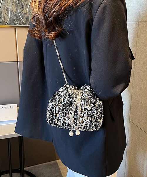 DRESS PLUS(ドレスプラス)の「スパンコール×チェーンが映える巾着バッグ(ショルダーバッグ・レディース・ブラック/シルバー・フリー)」の12枚目の写真