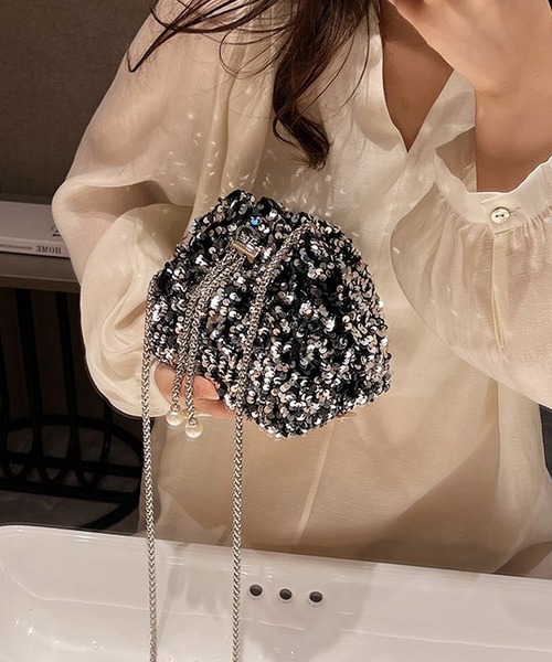 DRESS PLUS(ドレスプラス)の「スパンコール×チェーンが映える巾着バッグ(ショルダーバッグ・レディース・ブラック/シルバー・フリー)」の13枚目の写真