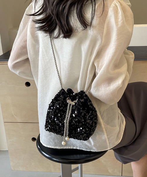 DRESS PLUS(ドレスプラス)の「スパンコール×チェーンが映える巾着バッグ(ショルダーバッグ・レディース・ブラック/シルバー・フリー)」の18枚目の写真