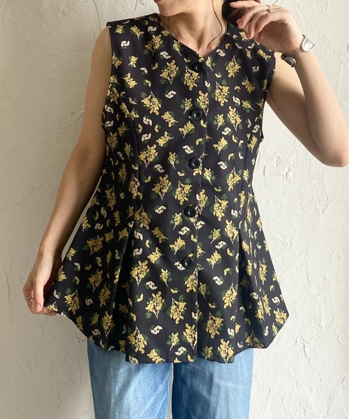 She's Closet(シーズクローゼット)の「花柄フラワープリント&アート柄タックフレアペプラムジレベスト(ベスト・レディース・ブラック系その他/ブラック/ベージュ系その他/ベージュ/ネイビー/ブルー系その他・FREE)」の3枚目の写真