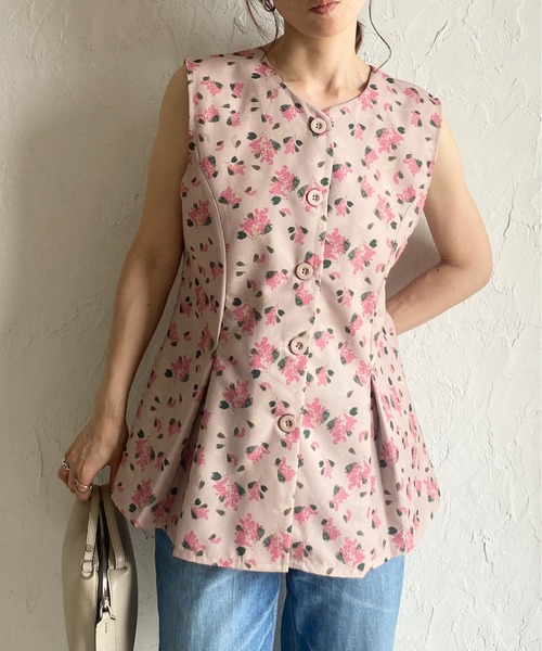 She's Closet(シーズクローゼット)の「花柄フラワープリント&アート柄タックフレアペプラムジレベスト(ベスト・レディース・ブラック系その他/ブラック/ベージュ系その他/ベージュ/ネイビー/ブルー系その他・FREE)」の4枚目の写真