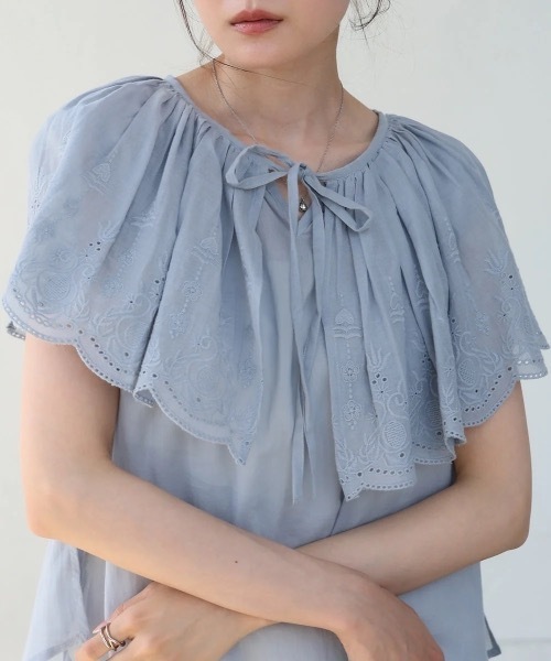Bab(バブ)の「コットンボイルパンチングレースブラウス(シャツ/ブラウス・レディース・ブルー/アイボリー/チャコールグレー・MEDIUM)」の1枚目の写真