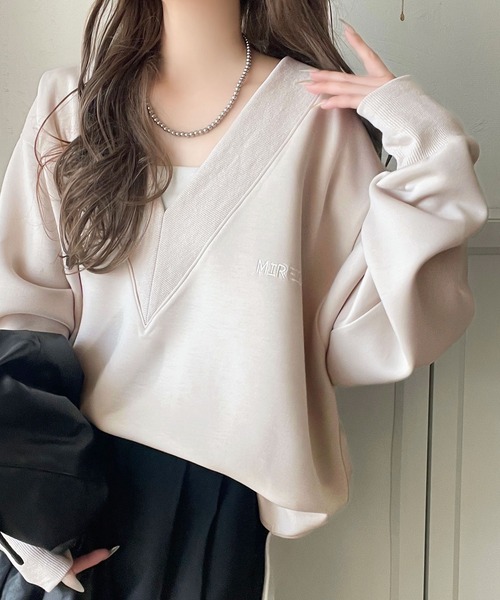 classicalelf(クラシカルエルフ)の「抜け感と上品さを両立。深めのネックで小顔見え♪ 胸刺繍Vネックダンボールニットトップス(長袖)(スウェット・レディース・グレイッシュベージュ/ブルー/杢グレー/ブラウン/チャコール・SMALL/MEDIUM/LARGE/X-LARGE)」の4枚目の写真