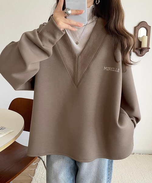 classicalelf(クラシカルエルフ)の「抜け感と上品さを両立。深めのネックで小顔見え♪ 胸刺繍Vネックダンボールニットトップス(長袖)(スウェット・レディース・グレイッシュベージュ/ブルー/杢グレー/ブラウン/チャコール・SMALL/MEDIUM/LARGE/X-LARGE)」の11枚目の写真