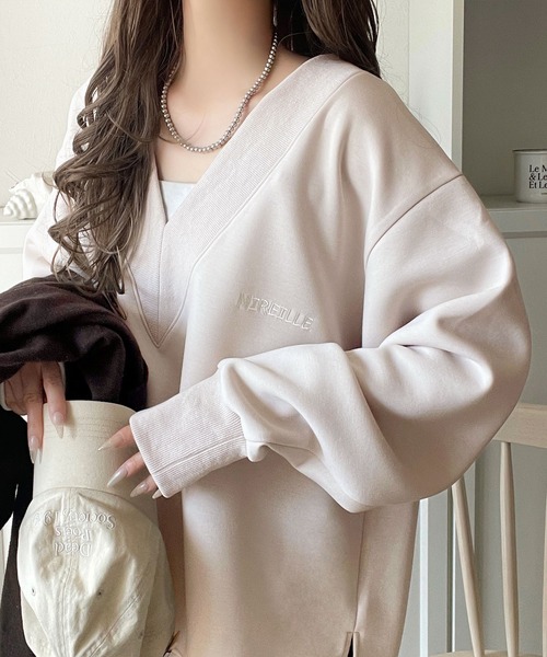 classicalelf(クラシカルエルフ)の「抜け感と上品さを両立。深めのネックで小顔見え♪ 胸刺繍Vネックダンボールニットトップス(長袖)(スウェット・レディース・グレイッシュベージュ/ブルー/杢グレー/ブラウン/チャコール・SMALL/MEDIUM/LARGE/X-LARGE)」の15枚目の写真