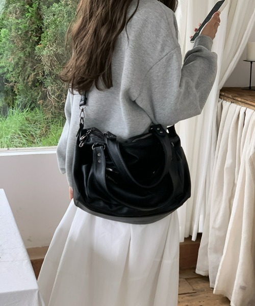 gossip!ロサンゼルス(ゴシップロサンゼルス)の「Y2K大容量レトロバイカーバッグ(2WAY/トート&ショルダー)(ショルダーバッグ・レディース・ブラック/ブラウン・FREE)」の5枚目の写真