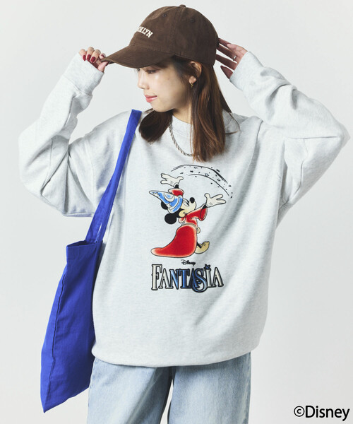 FREAK'S STORE(フリークスストア)の「DISNEY/ディズニー/『ファンタジア』/魔法/ミッキーマウス/フロッキープリント クルーネックスウェット/リラックスフィット(スウェット・メンズ・ライトグレー/ブラック・MEDIUM/LARGE)」の6枚目の写真