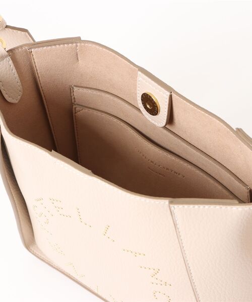 STELLA McCARTNEY(ステラマッカートニー)の「Logo Square Crossbody Bag / ロゴ スクエア クロスボディ バッグ(ショルダーバッグ・レディース・クリーム・ONE SIZE)」の4枚目の写真