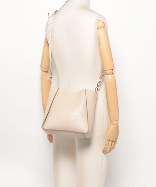 STELLA McCARTNEY(ステラマッカートニー)の「Logo Square Crossbody Bag / ロゴ スクエア クロスボディ バッグ(ショルダーバッグ・レディース・クリーム・ONE SIZE)」の5枚目の写真