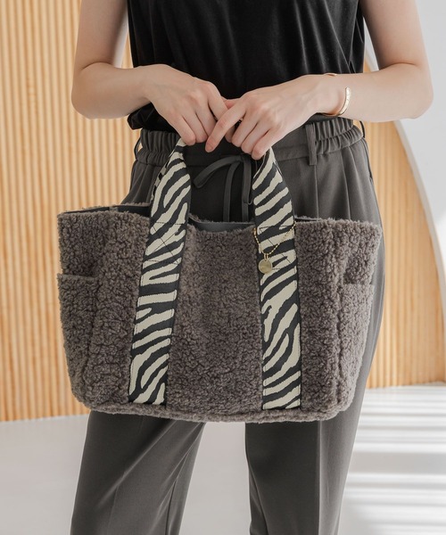 Elura（エルーラ）の「ボアリバーシブルトートM/601053（トートバッグ・レディース・ベージュ/グレー・FREE）」の2枚目の写真