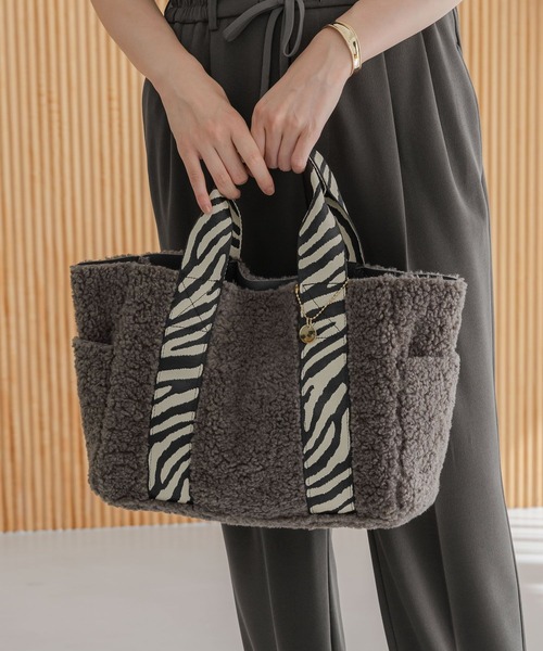 Elura（エルーラ）の「ボアリバーシブルトートM/601053（トートバッグ・レディース・ベージュ/グレー・FREE）」の4枚目の写真