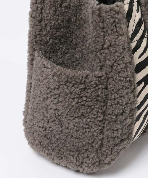 Elura（エルーラ）の「ボアリバーシブルトートM/601053（トートバッグ・レディース・ベージュ/グレー・FREE）」の17枚目の写真