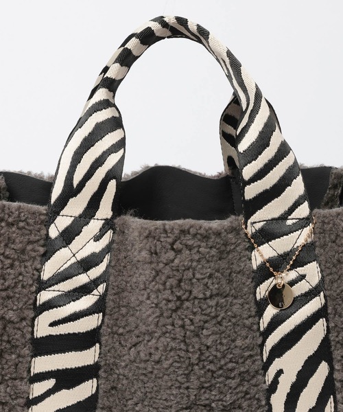 Elura（エルーラ）の「ボアリバーシブルトートM/601053（トートバッグ・レディース・ベージュ/グレー・FREE）」の18枚目の写真