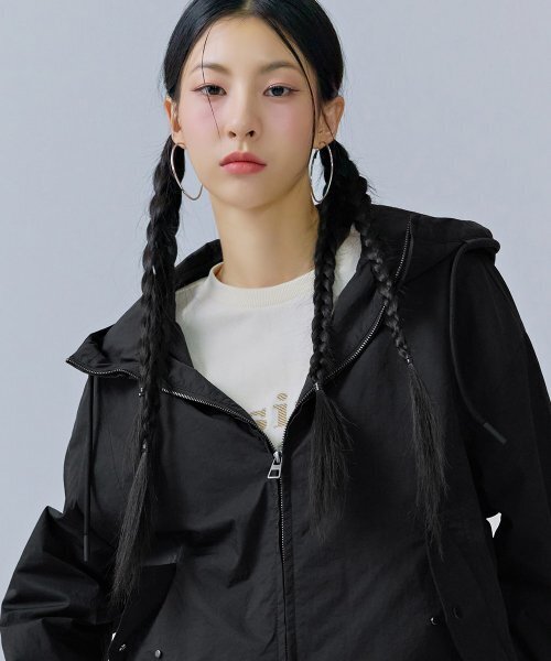 CHASECULT(チェイスカルト)の「レディースルーズフィット変形フードジャケット-CERG4161B03(ナイロンジャケット・レディース・ブラック・FRE)」の2枚目の写真