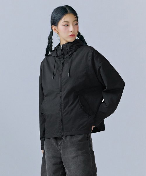 CHASECULT(チェイスカルト)の「レディースルーズフィット変形フードジャケット-CERG4161B03(ナイロンジャケット・レディース・ブラック・FRE)」の4枚目の写真