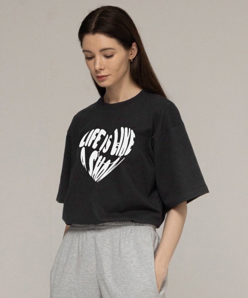 GRAVER（グレーバー）の「[UNISEX]ビッグライフロゴハートスマイルバンファルティ_チャコール（Tシャツ/カットソー・レディース・チャコールグレー・LARGE/SMALL）」の2枚目の写真