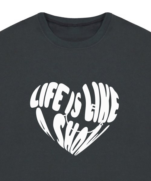 GRAVER（グレーバー）の「[UNISEX]ビッグライフロゴハートスマイルバンファルティ_チャコール（Tシャツ/カットソー・レディース・チャコールグレー・LARGE/SMALL）」の3枚目の写真