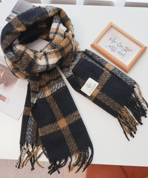 DAY CLOSET（デイ クローゼット）の「【大判/膝掛け/2WAYマフラー】羽織れる幅広タータンチェックフリンジストール（ストール/ショール・レディース・オフホワイト/ベージュ系その他/レッド/ブラック・ONE SIZE）」の3枚目の写真