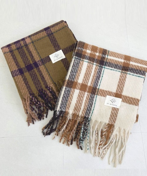 DAY CLOSET（デイ クローゼット）の「【大判/膝掛け/2WAYマフラー】羽織れる幅広タータンチェックフリンジストール（ストール/ショール・レディース・オフホワイト/ベージュ系その他/レッド/ブラック・ONE SIZE）」の7枚目の写真