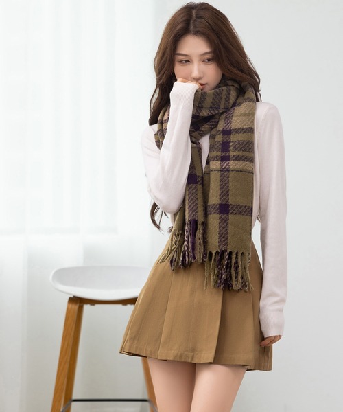 DAY CLOSET（デイ クローゼット）の「【大判/膝掛け/2WAYマフラー】羽織れる幅広タータンチェックフリンジストール（ストール/ショール・レディース・オフホワイト/ベージュ系その他/レッド/ブラック・ONE SIZE）」の16枚目の写真
