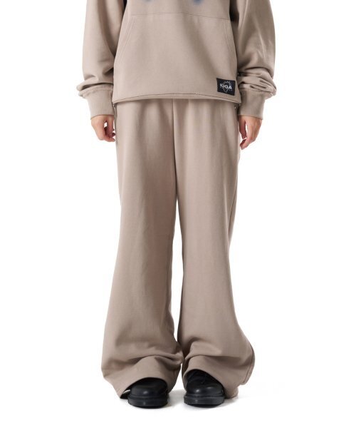 IUGAMAKARAS(イウガマカラス)の「Studded Sweatpants (Beige)(スウェットパンツ・レディース・その他・1/2)」の1枚目の写真